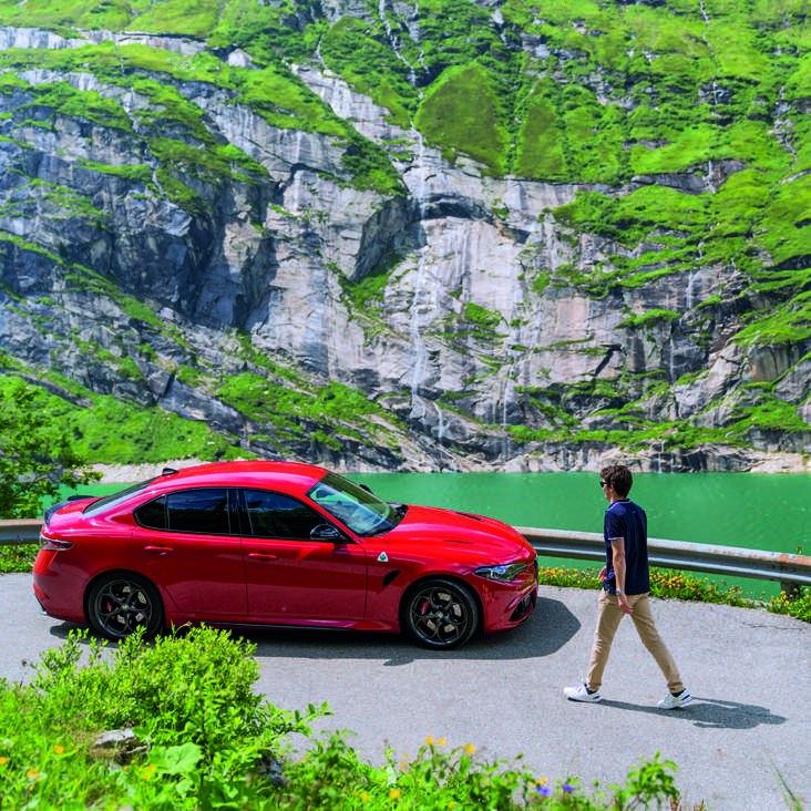Halt am Bergsee mit dem Alfa Romeo Giulia Quadrifoglio