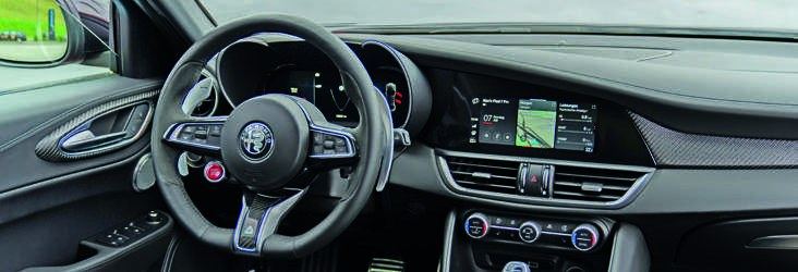 Virtual Cockpit, Metall-Schaltwippen und der DNA-Fahrmodus-Regler mit RACE.