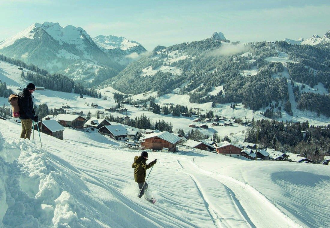 Winterparadies Saanenland: Sonne, Schnee und Bergpanorama.