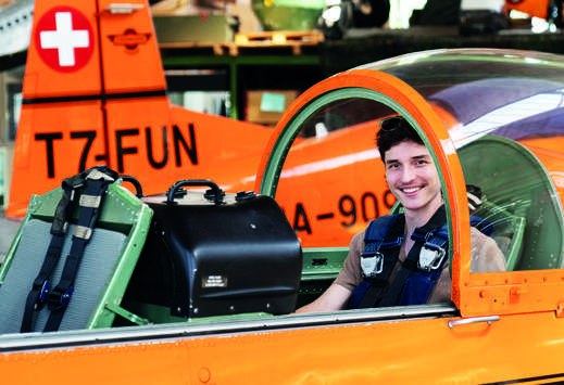 Vom komfortablen DS-7-Cockpit ins spartanische PC-7-Cockpit.