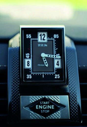 Die Uhr im Retro-Look unterstreicht das elegante Design.
