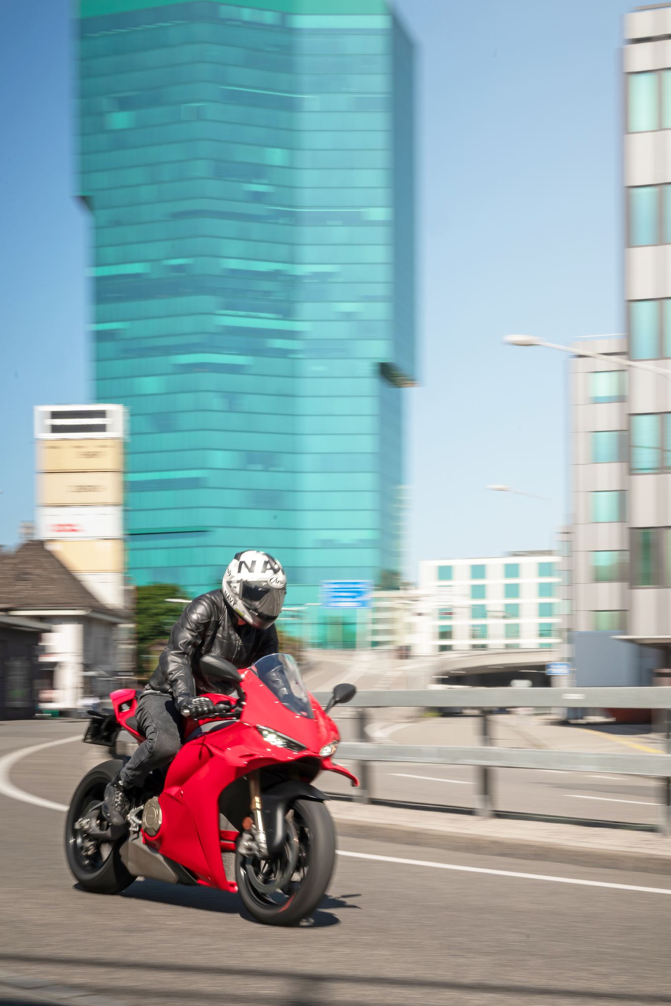 Urban unterwegs: Testfahrer Fabio Impusino mit der Panigale V4 S in Zürich.