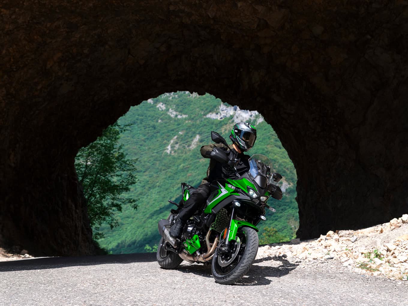Durch den Fels: die Versys 900 SE in Plasma Lime Green.