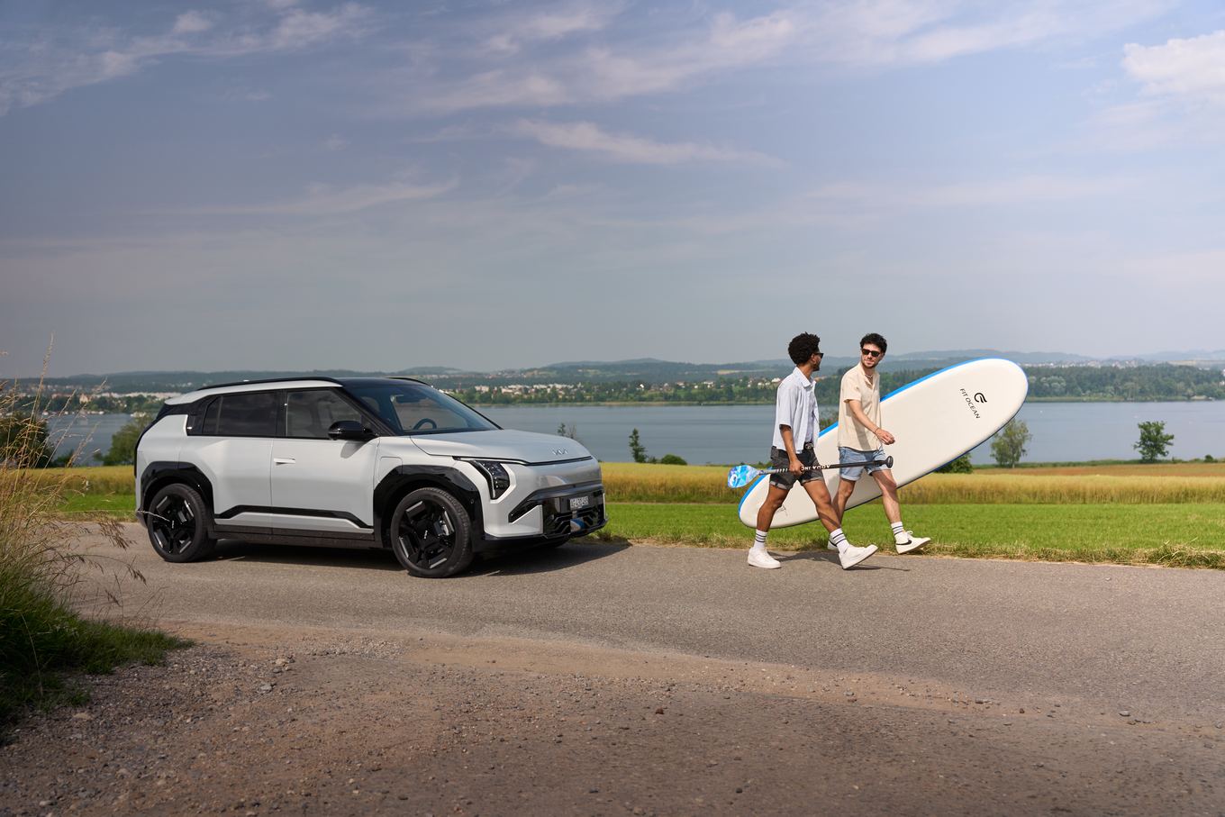 Das SUP-Board ist bereit für die Wasserung: Michael und Dominique am Greifensee.