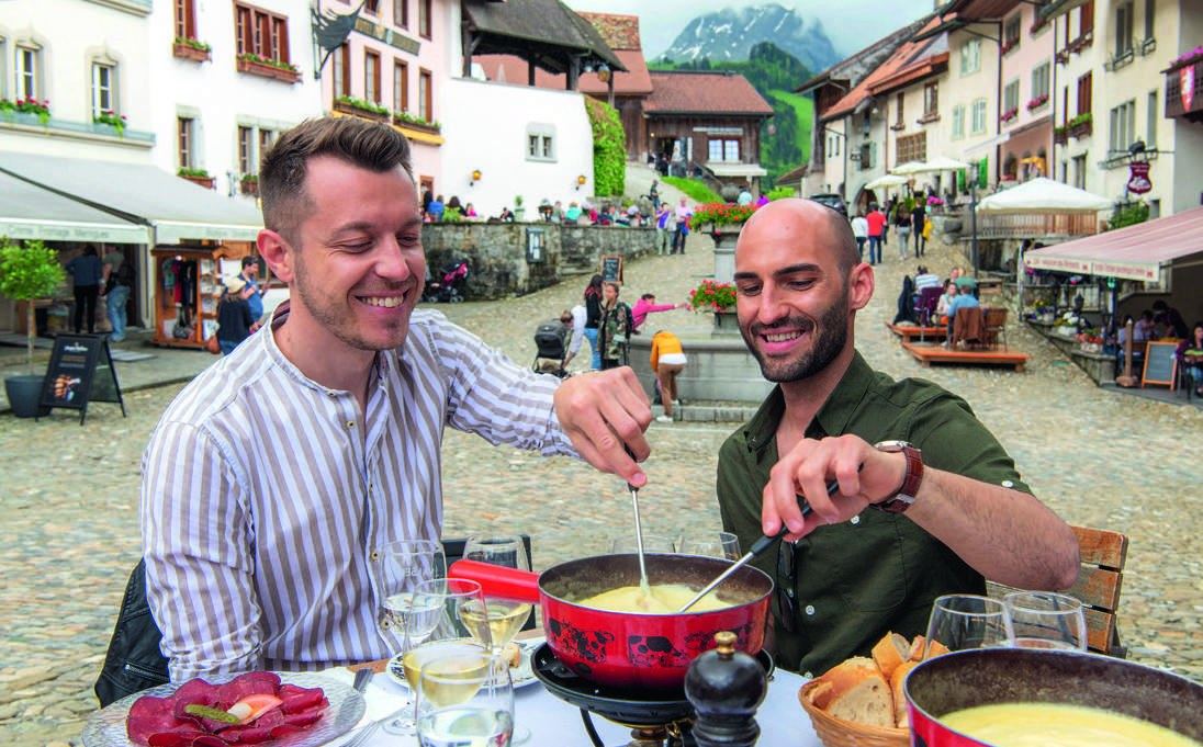 Fondue moitié-moitié im historischen Ortskern von Gruyères.