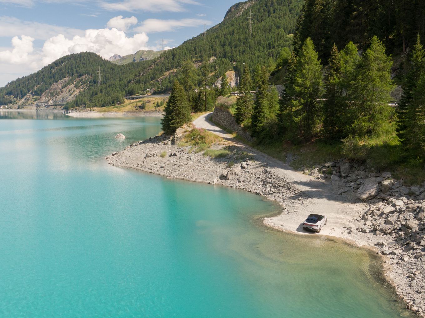 Ein Bergsee als Testgelände: der Eletre S aus der Vogelperspektive.