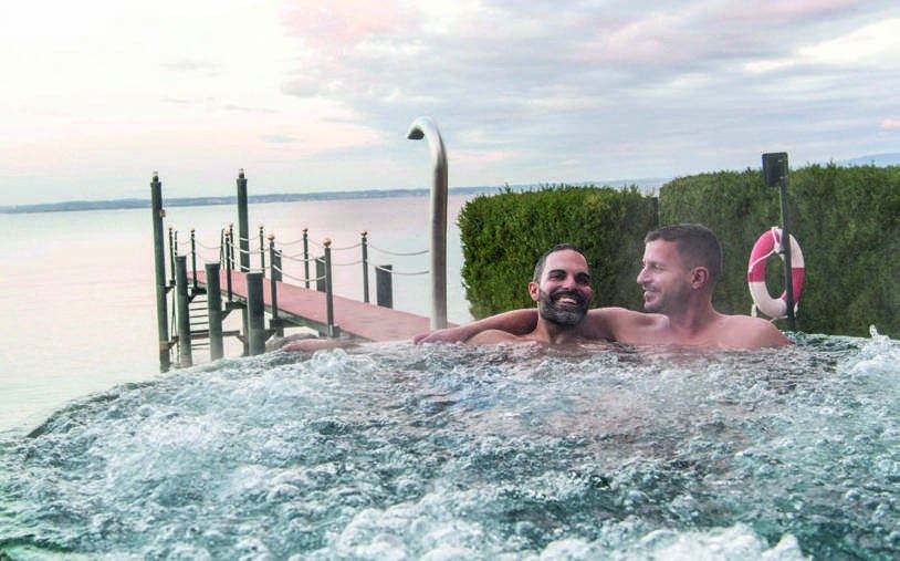 Kaum angekommen, kitzeln die Whirlpool-Bubbles im Freien.