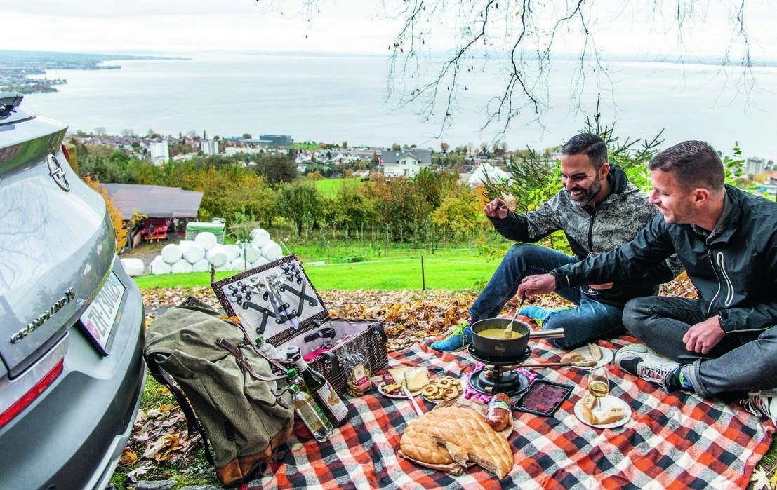 Picknick einmal anders: Fondue mit Aussicht auf den Bodensee.