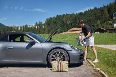 Gepäck kommt vorne rein, Luxus-Weekender belegen die Rücksitze.