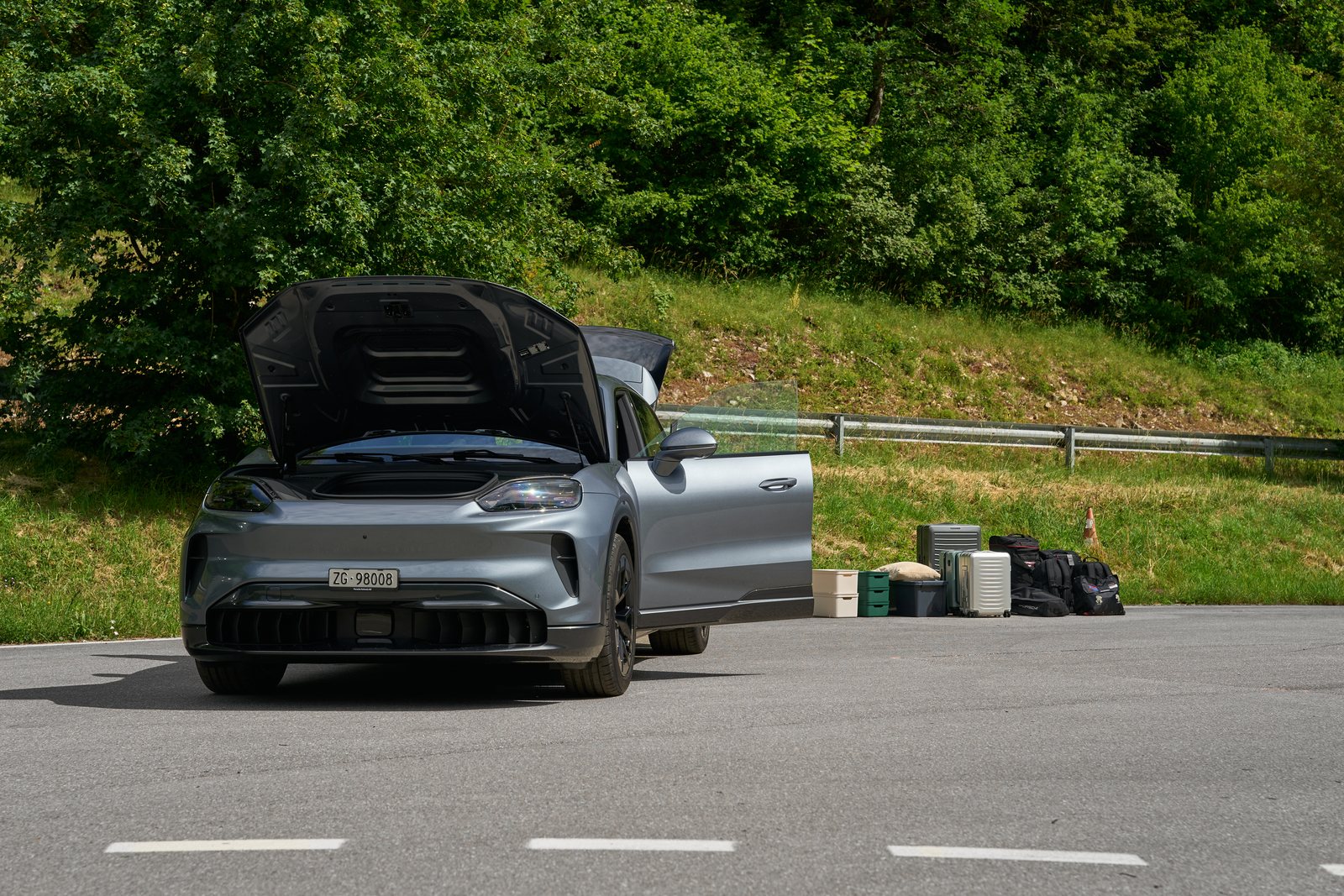 Vorne passt ein Carry-on, hinten der Cayenne-typische Laderaum: der Testwagen mit offenem Frunk in Lignières.