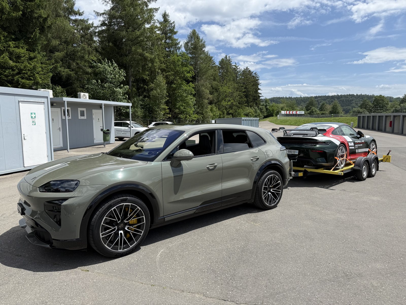Anhängerausweis hatte niemand, Spass hatten alle: der Cayenne vor dem Handling-Parcours.
