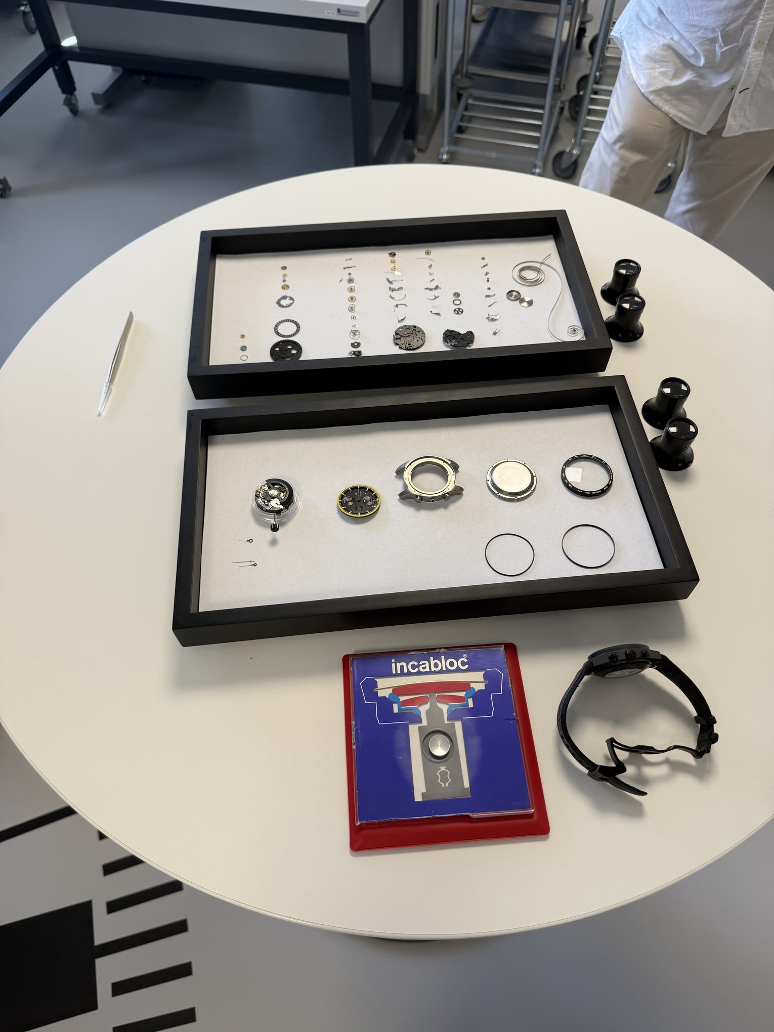 Feinmechanik vor Kraft: Zeiger, Gehäuse und Uhrwerke in der Porsche-Design-Manufaktur.