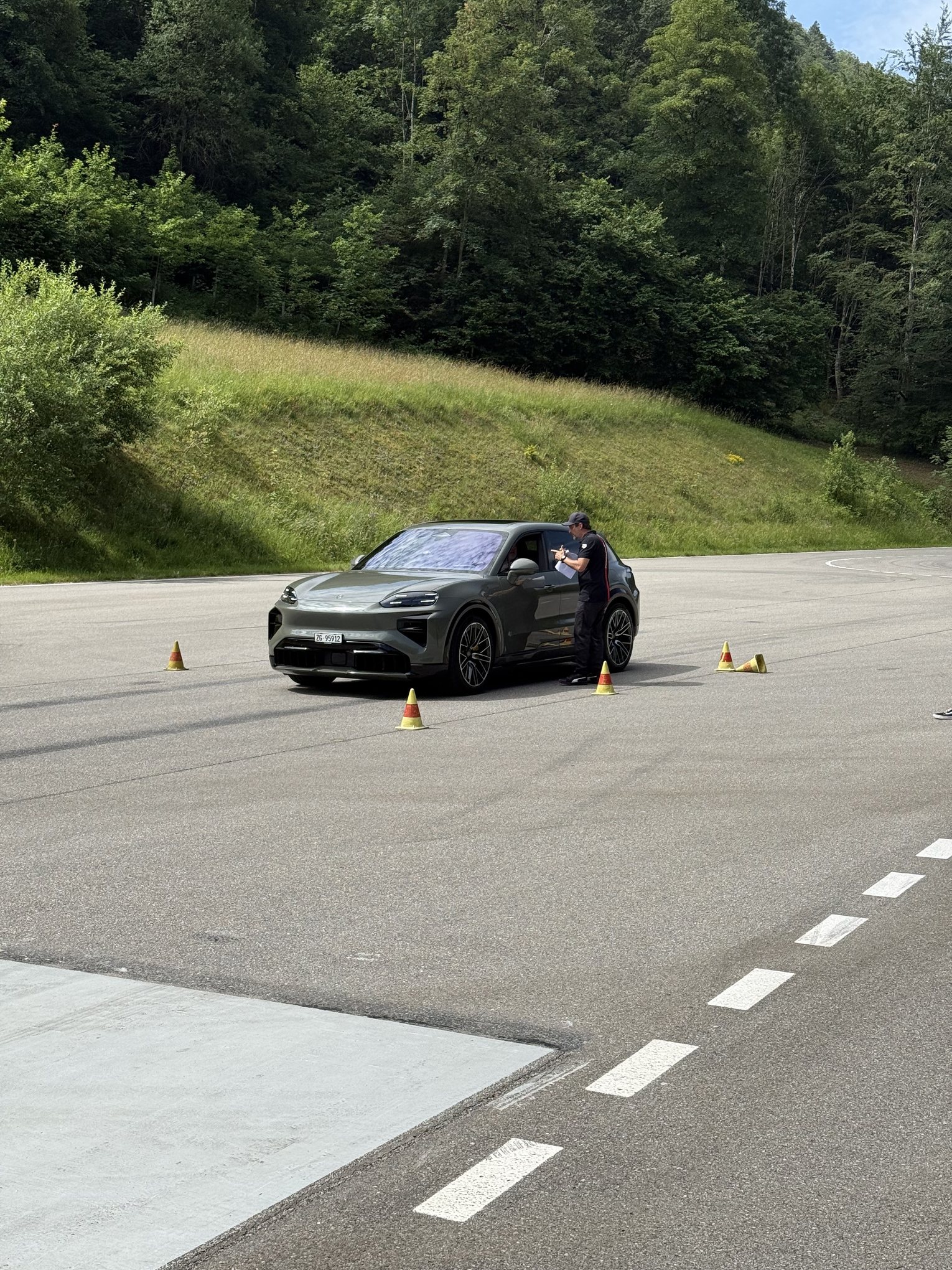 Pylonen, Fahrcoach, Wiederholung: der Testwagen auf der Piste.