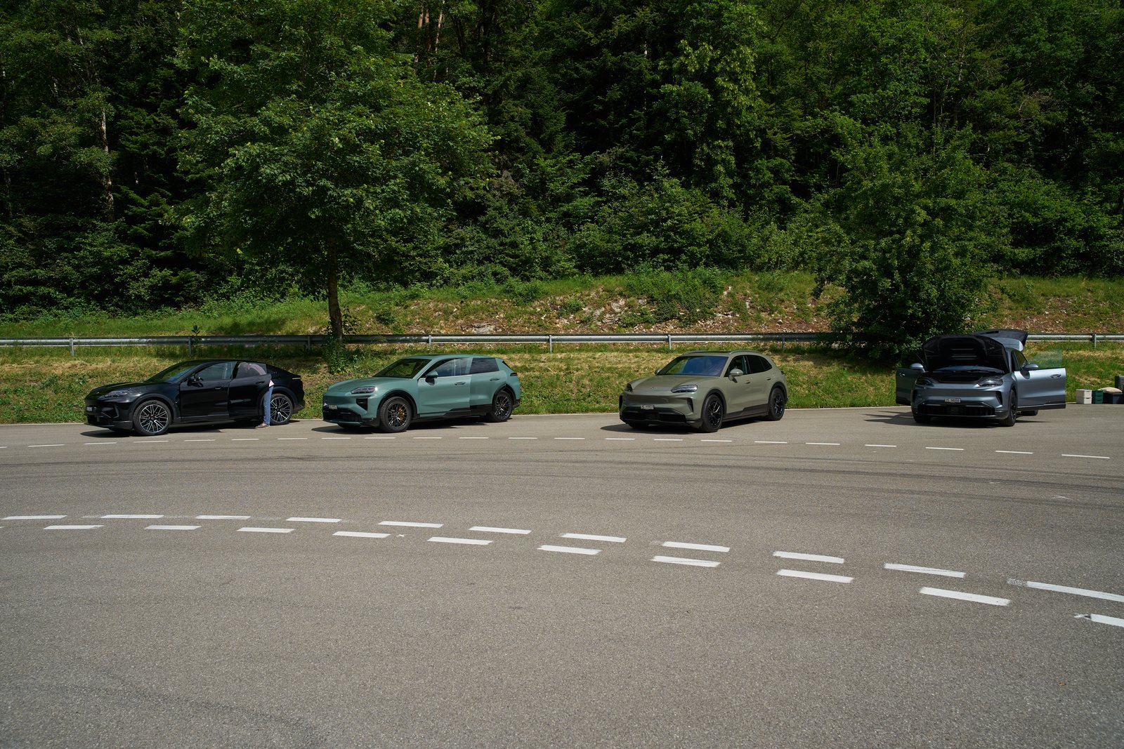 Vier Cayenne, ein Tag: die Wagen des Swiss Media Drive in Lignières.