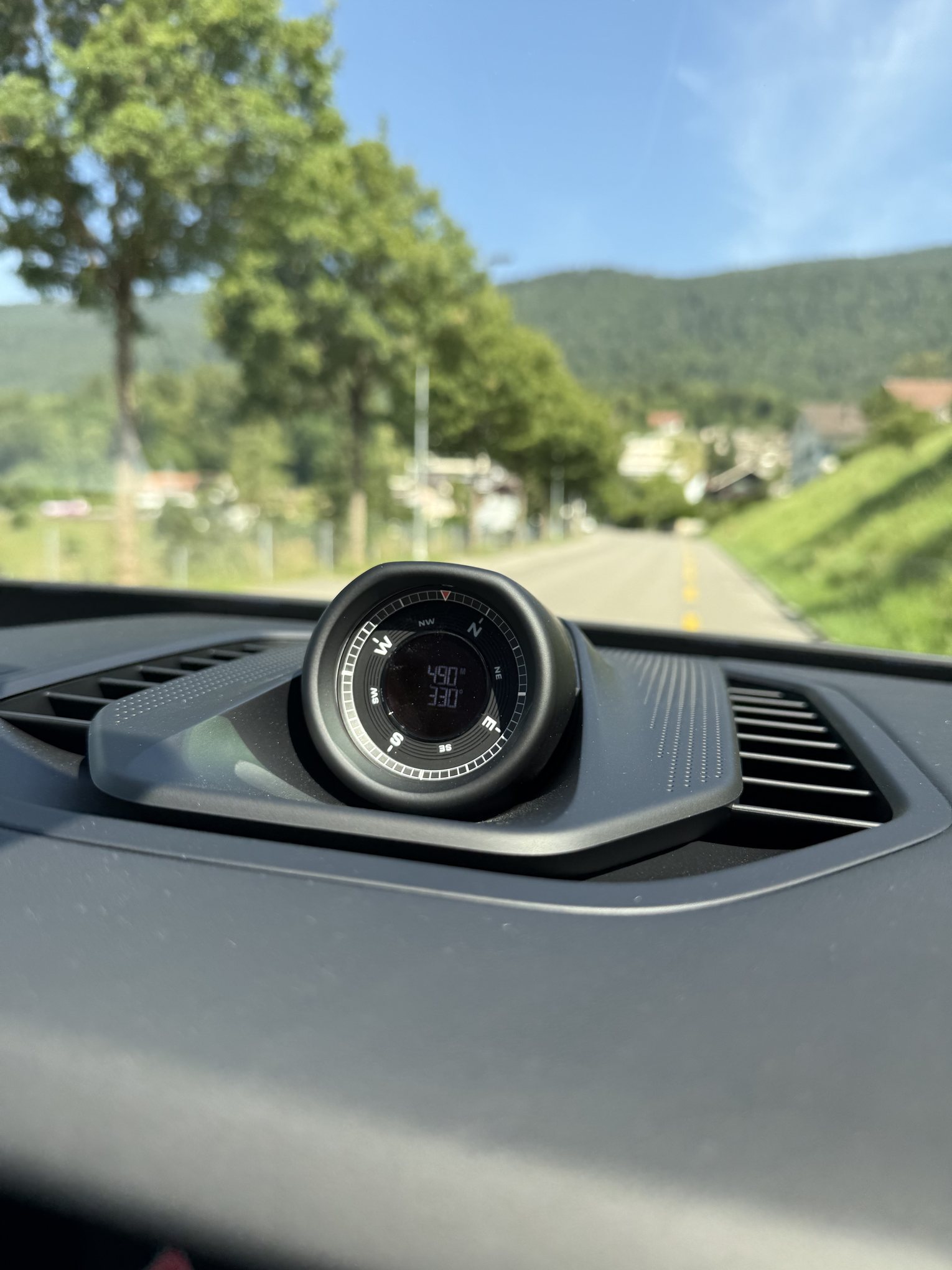 Die Uhr auf dem Armaturenbrett – das Detail, das den Bogen zur Manufaktur schlägt.