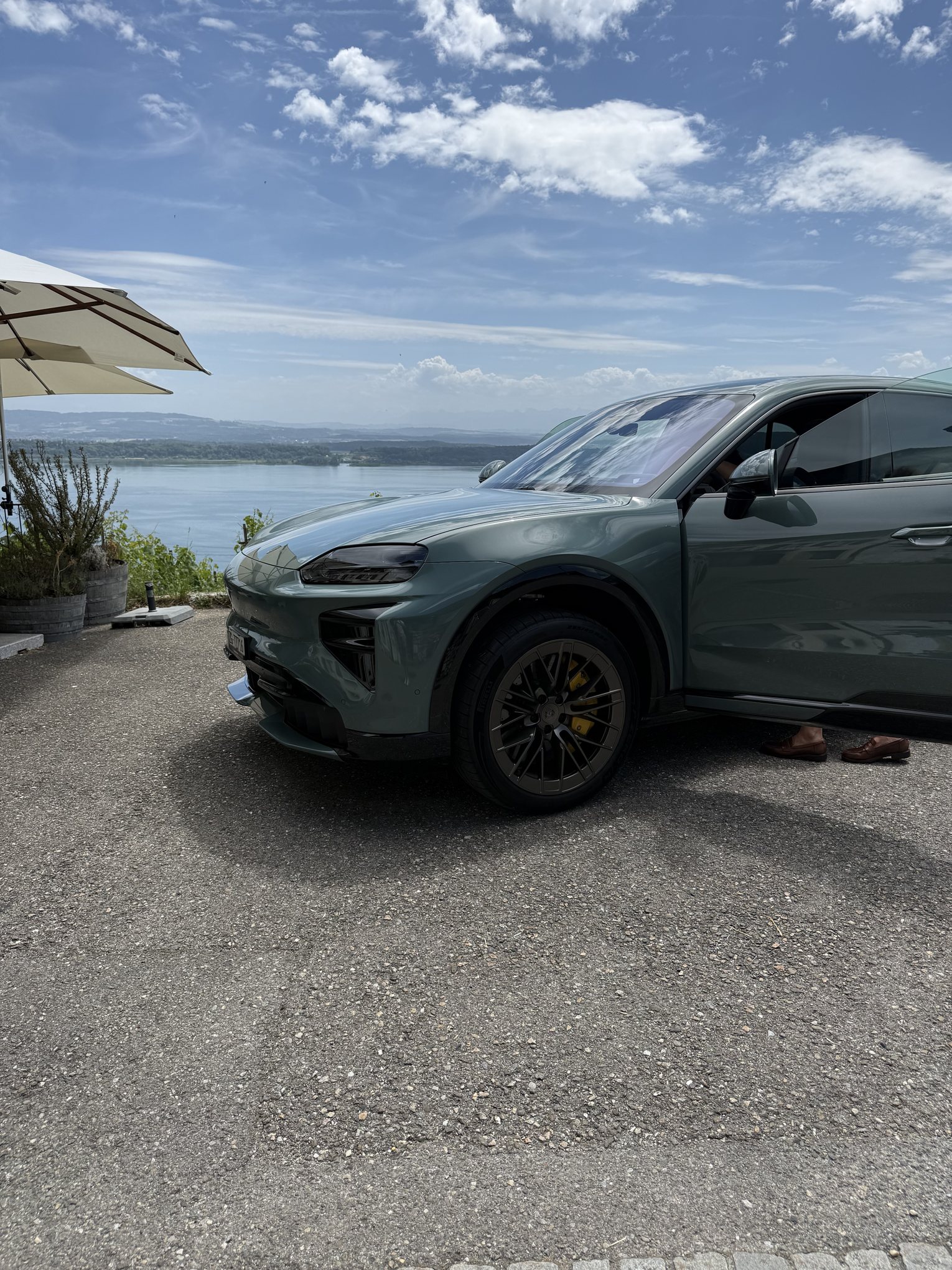 Der Testwagen vor dem Restaurant – die Farbe heisst übrigens nicht zufällig Oliv.