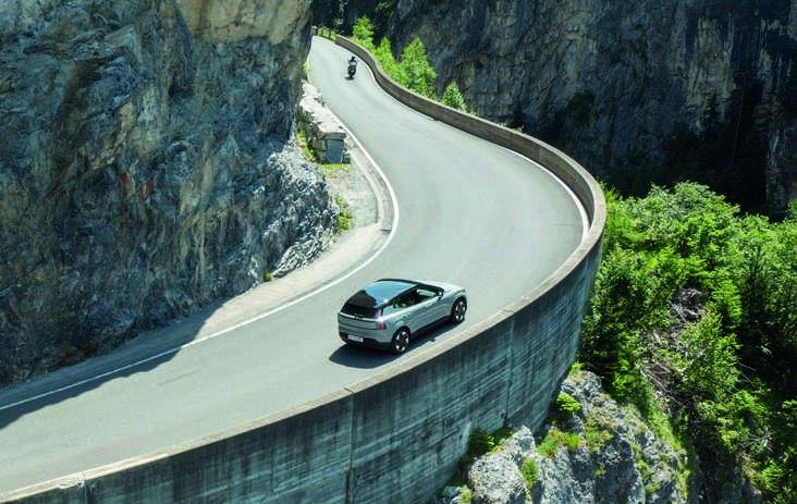 Elektrische Performance trifft Alpenpanorama: auf den kurvigen Strassen des Albulapasses.