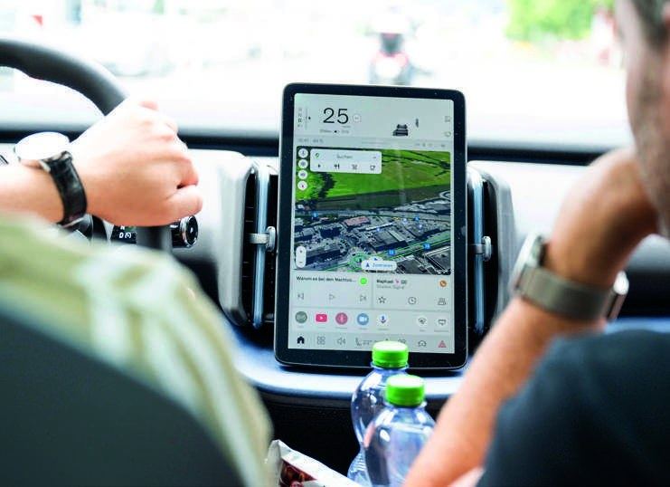Das 12,3-Zoll-Display bündelt Navigation und Fahrzeuginfos.