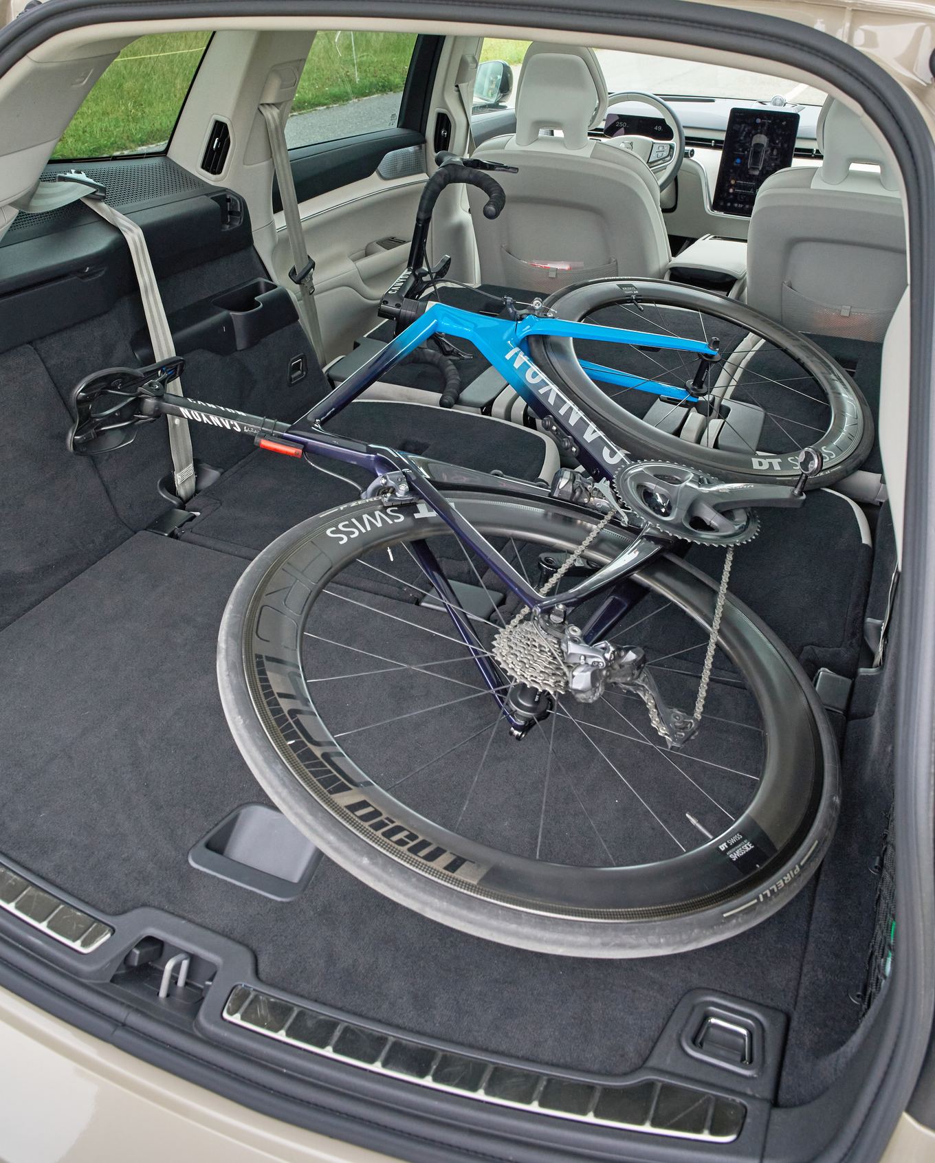 Alex ist begeistert: Der Volvo EX90 hat Raum für sein Rennvelo.