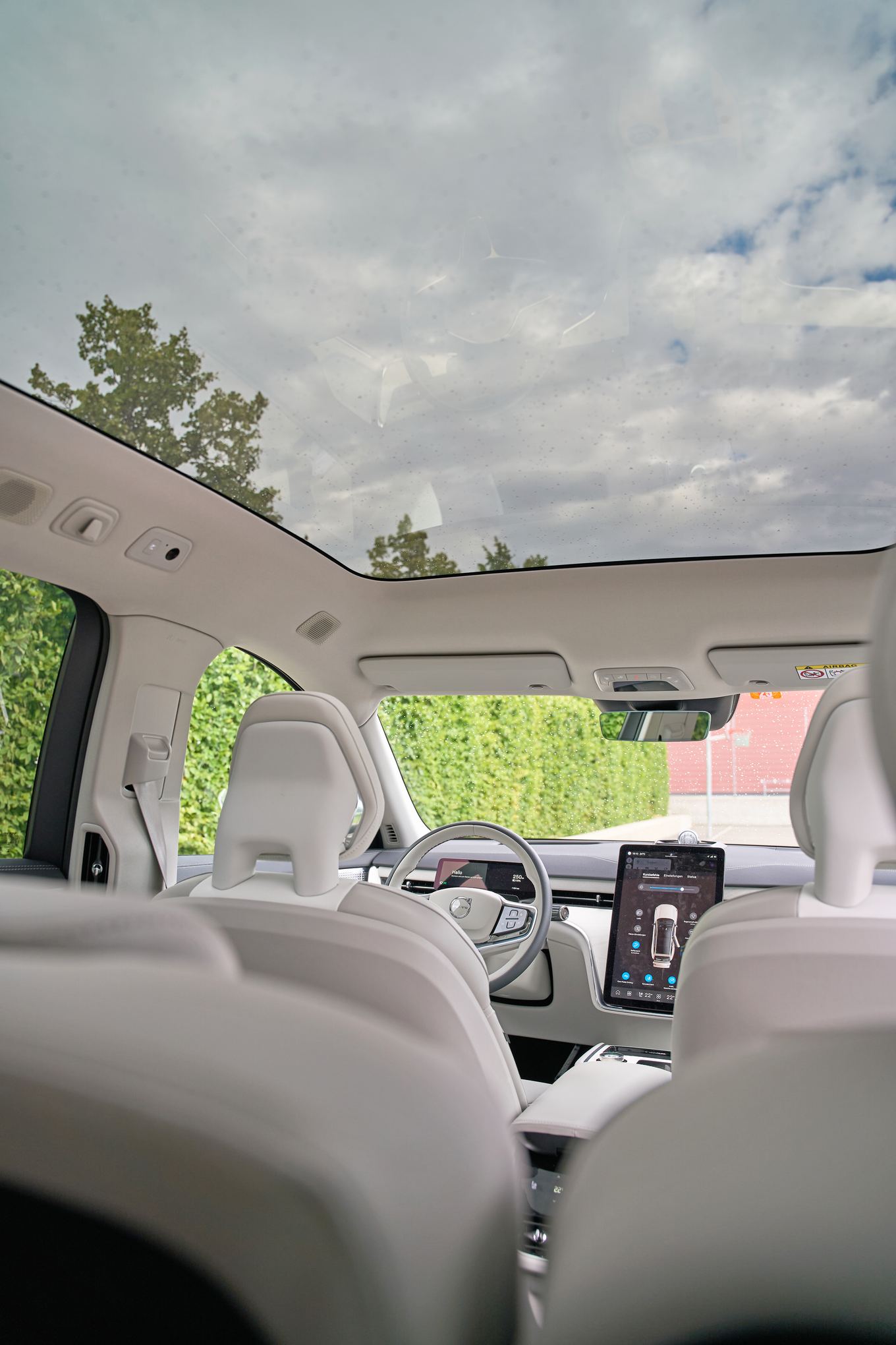 Cabrio-Feeling dank grossem getöntem Dachfenster.