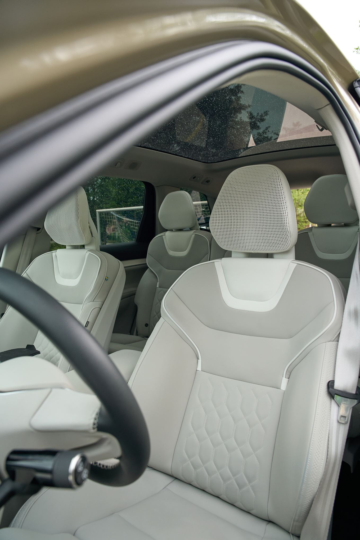 Cleanes Design, hochwertige Materialien: das Interieur des EX90.