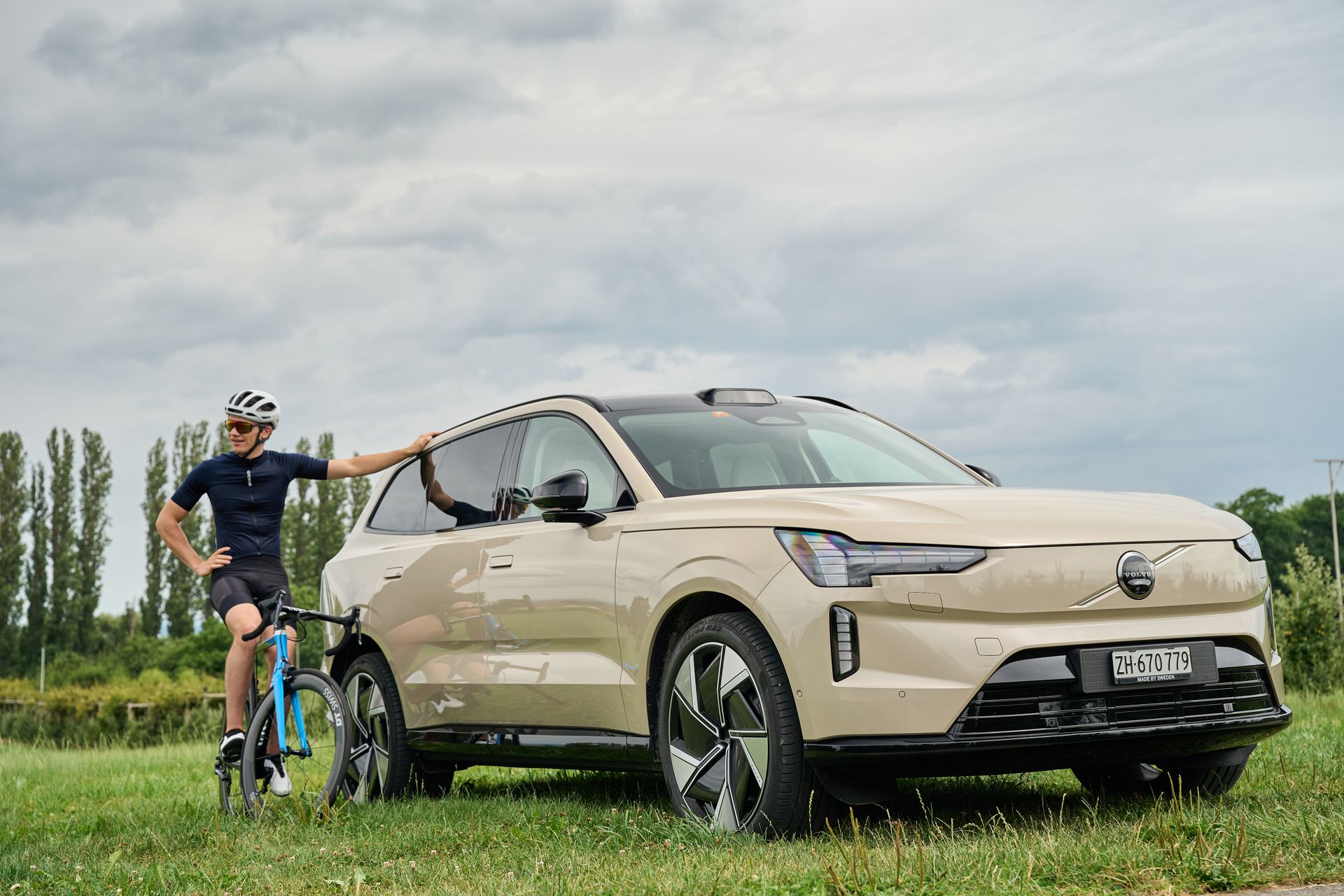 Mit dem Rennvelo mit dem Volvo EX90