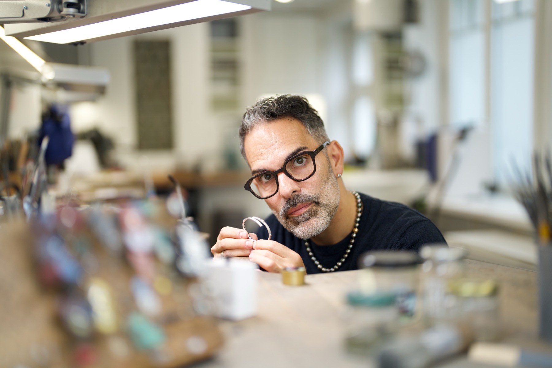 Sahak Demirci mit Lupe in seinem Atelier im Haus zum Finken am Zürcher Limmatquai