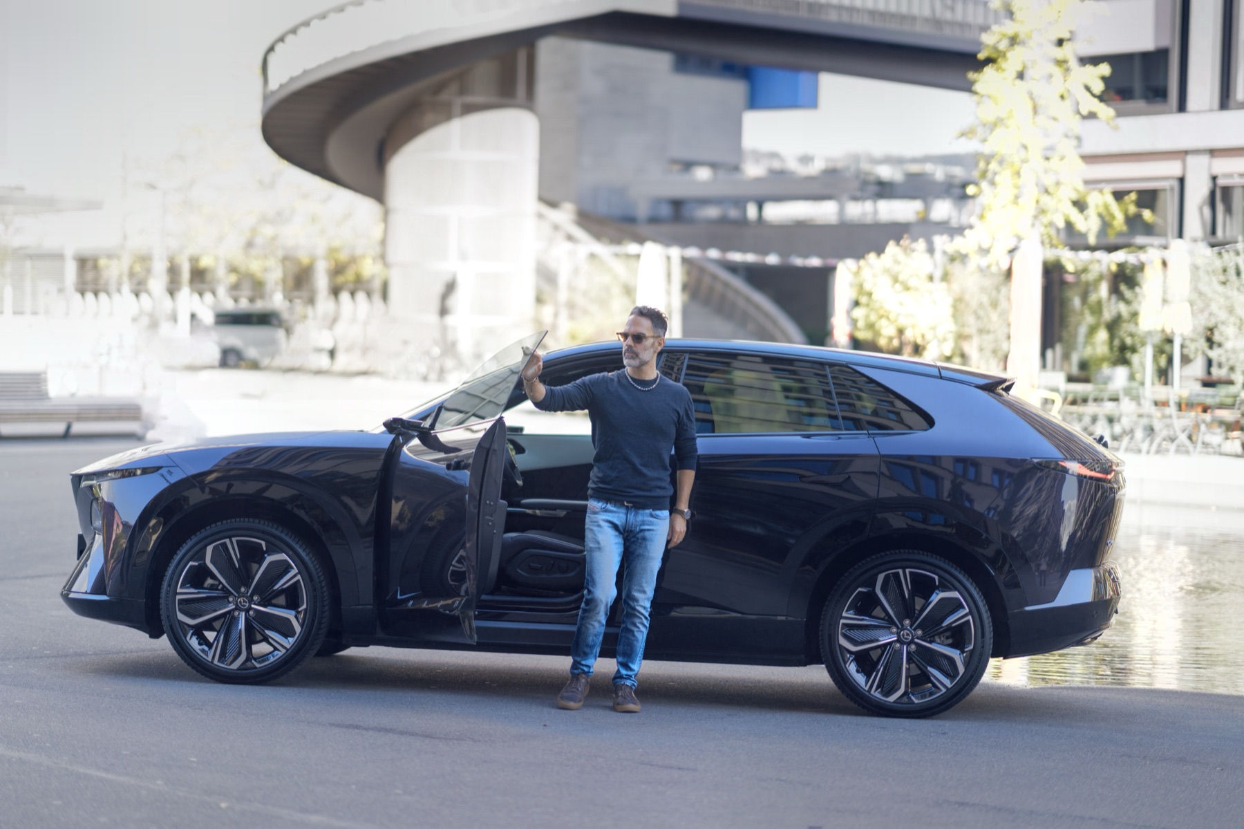 Sahak Demirci an der offenen Tür des Mazda CX-6e, Seitenansicht