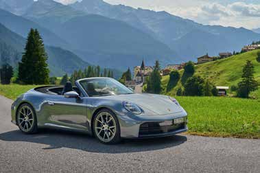 Porsche 911 Carrera T Cabriolet offen auf der Bergstrasse vor Bündner Bergkulisse
